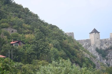 Ortaçağ taş duvarlı eski şatonun manzarası                