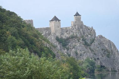 Ortaçağ taş duvarlı eski şatonun manzarası                
