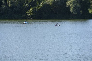 Dağlardaki göl manzaralı.