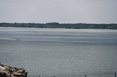 Dağlardaki göl manzaralı.