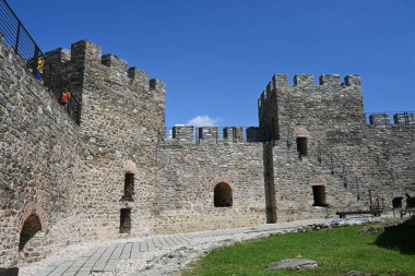 Golubac Kalesi, Tuna Nehri 'nin güneyinde, ortaçağa ait güçlendirilmiş bir kasabaydı.