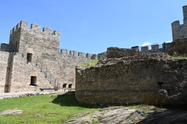 Golubac Kalesi, Tuna Nehri 'nin güneyinde, ortaçağa ait güçlendirilmiş bir kasabaydı.