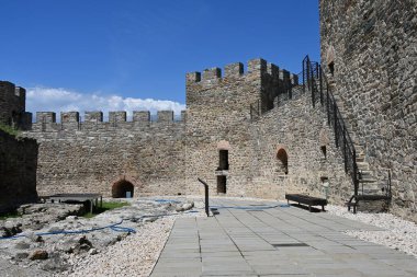Golubac Kalesi, Tuna Nehri 'nin güneyinde, ortaçağa ait güçlendirilmiş bir kasabaydı.