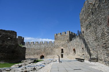 Golubac Kalesi, Tuna Nehri 'nin güneyinde, ortaçağa ait güçlendirilmiş bir kasabaydı.