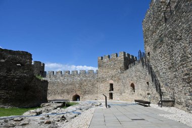 Golubac Kalesi, Tuna Nehri 'nin güneyinde, ortaçağa ait güçlendirilmiş bir kasabaydı.