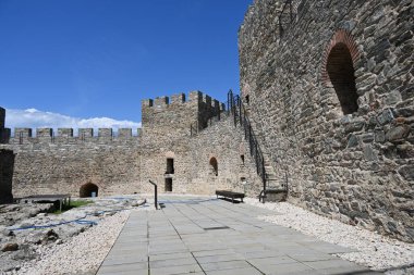 Golubac Kalesi, Tuna Nehri 'nin güneyinde, ortaçağa ait güçlendirilmiş bir kasabaydı.