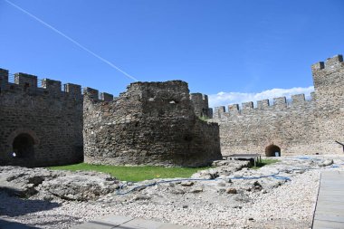 Golubac Kalesi, Tuna Nehri 'nin güneyinde, ortaçağa ait güçlendirilmiş bir kasabaydı.