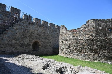 Golubac Kalesi, Tuna Nehri 'nin güneyinde, ortaçağa ait güçlendirilmiş bir kasabaydı.