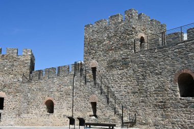 Golubac Kalesi, Tuna Nehri 'nin güneyinde, ortaçağa ait güçlendirilmiş bir kasabaydı.