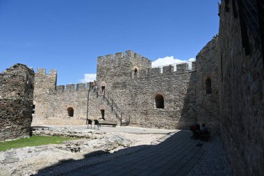 Golubac Kalesi, Tuna Nehri 'nin güneyinde, ortaçağa ait güçlendirilmiş bir kasabaydı.