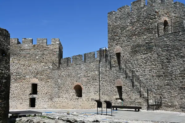 Golubac Kalesi, Tuna Nehri 'nin güneyinde, ortaçağa ait güçlendirilmiş bir kasabaydı.