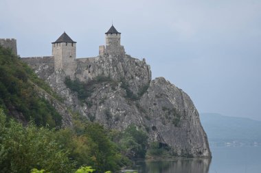 Ortaçağ taş duvarlı eski şatonun manzarası                
