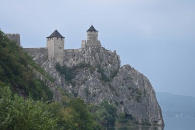 Ortaçağ taş duvarlı eski şatonun manzarası                