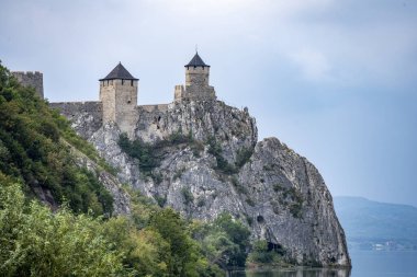 Ortaçağ taş duvarlı eski şatonun manzarası                