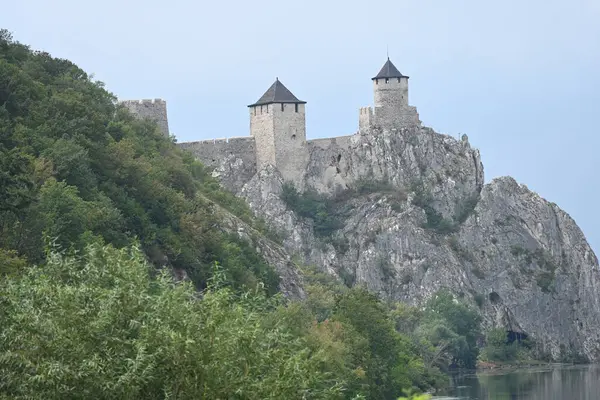 Ortaçağ taş duvarlı eski şatonun manzarası                