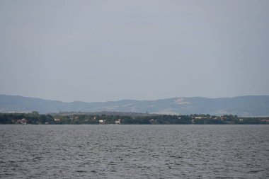 Yazın güzel göl manzarası