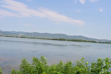 Dağlardaki nehrin güzel manzarası