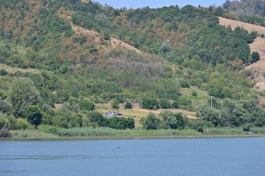 Dağlardaki nehrin güzel manzarası