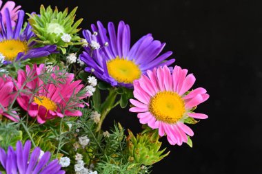 Yakından güzel bir buket çiçek.