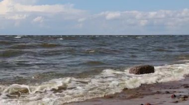 Dalgaların dalgaları büyük bir taşa dönüşüyor.