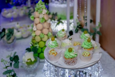 Kristal tezgahlarda çeşitli kekler ve slaytlar olan çikolata.