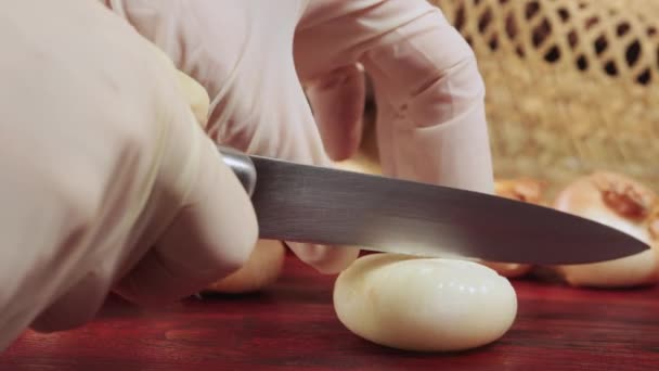 切意大利未煮熟的丁烷洋葱 甜味细腻 烹调食物 — 图库视频影像