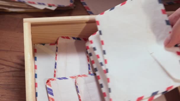 Eski Havayolu Mektuplarını Ahşap Kutuya Temizliğe Hafızaya Koy — Stok video