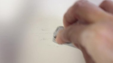 Beyaz kirli duvarda zımpara kağıdıyla zımparalanan zanaatkar kadını kapat. ,