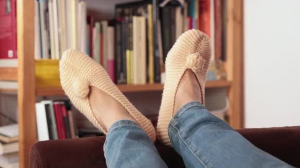 Pies Femeninos Con Calcetines Madera Colores Sofá Pies Relajantes Mujer — Vídeos de Stock