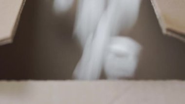 Karton kutuyu ürün ve bakım nakliye ürünlerini korumak için beyaz polistiren köpükle doldur , 