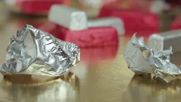 Mano Prende Avvolto Caramelle Cioccolato Dal Tavolo Primo Piano Carta — Video Stock