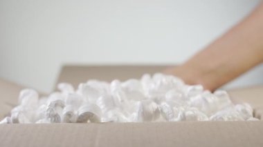 Karton kutuları polistiren köpükle açıyorum ve hediye kutusu buluyorum, sürpriz, kutlama