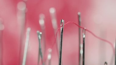 Şırınganın gözündeki kırmızı iplik, iş yerindeki terzi.