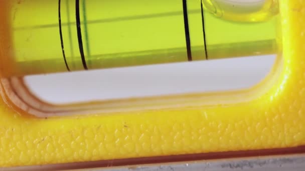 Detail Der Gelben Wasserwaage Gelbe Blase Isoliert Auf Weißem Hintergrund — Stockvideo