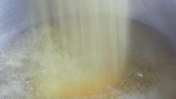 黄色のトウモロコシの粉 ポレンタを沸騰した水に入れ 食べ物を準備する — ストック動画