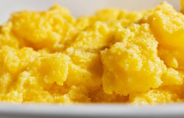 Pişmiş sarı mısır unu, polenta, geleneksel İtalyan yemeği. 