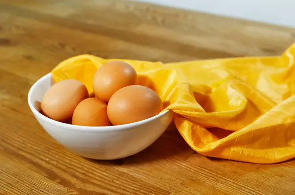 Huevos Pollo Tazón Blanco Sobre Una Mesa Madera Preparando Comida —  Fotos de Stock
