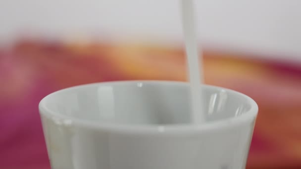 Наливаємо Молоко Білу Чашку Робимо Перерву — стокове відео