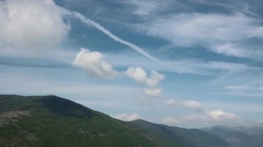 Bulutları akan Evergreen dağlar, zaman kavramı, doğadaki güzellik. 