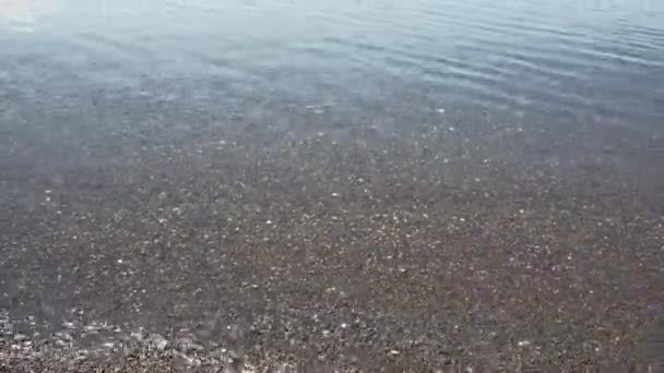Klart Vatten Stranden Över Grus Småsten — Stockvideo