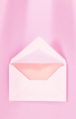 Pembe arka planda açık zarf mektubu, yaratıcı meslek
