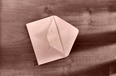 Tahta masada açık zarf mektup, yaratıcı bir uğraş.