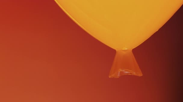 オレンジ色の暗い部屋のオレンジ色の光をオンにすると 暗いインテリア — ストック動画