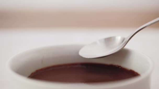 Coklat Puding Dalam Mangkuk Putih Menggunakan Sendok Untuk Makan Waktu — Stok Video