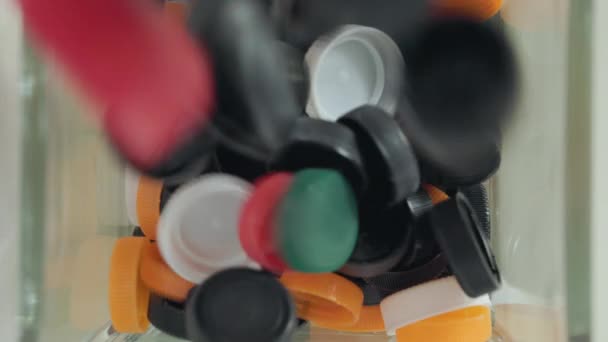 Glasvase Mit Bunten Plastikflaschenverschlüssen Recyclingindustrie — Stockvideo