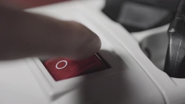 Pulsando Botón Rojo Que Enciende Apaga Adaptador Eléctrico Blanco Del — Vídeos de Stock
