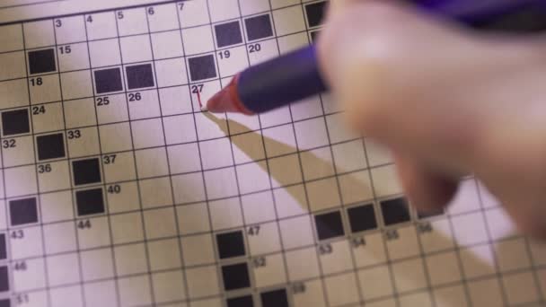 크로스워드 퍼즐에 연필을 개념적인 단어를 — 비디오