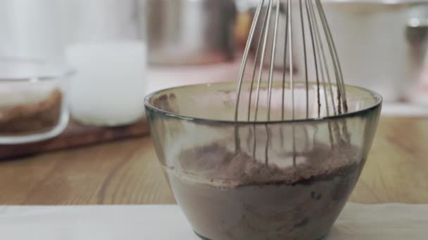 Mengen Glazen Kom Chocolade Pudding Met Behulp Van Garde Het — Stockvideo