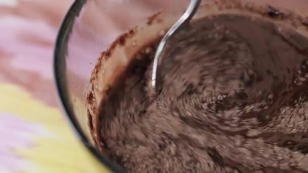 Keverés Üveg Tál Csokoládé Puding Kanállal Desszert — Stock videók