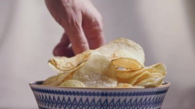 Renkli kasede patates cipsi, eller cips, parti zamanı.